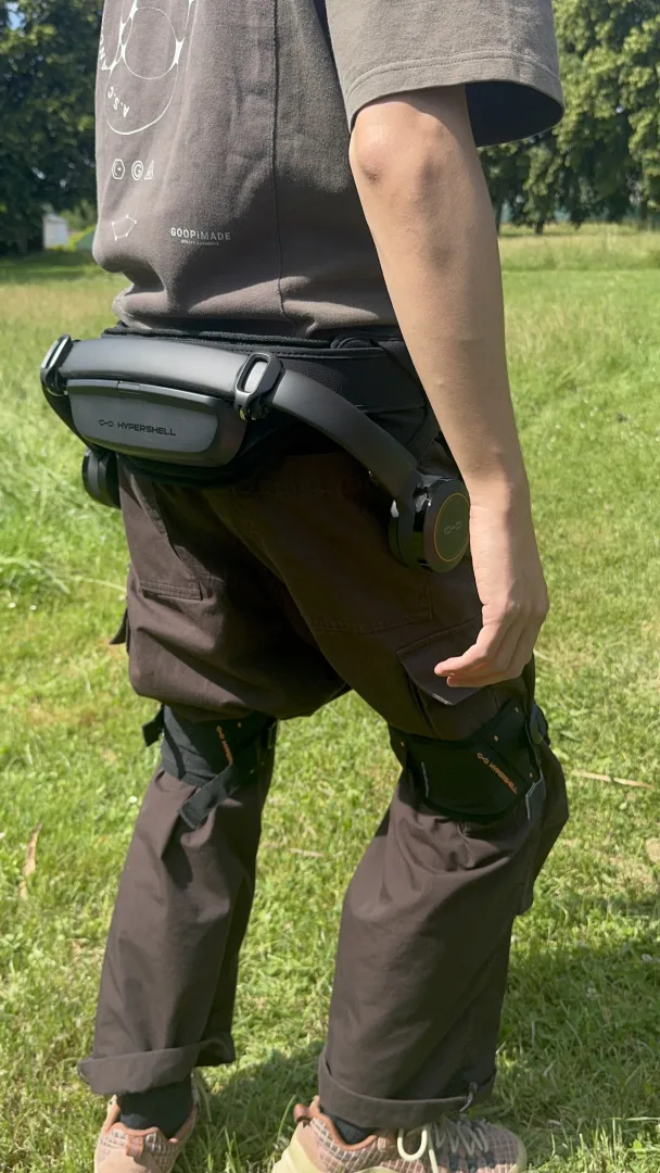 un exosquelette grand public porté vue de derrière