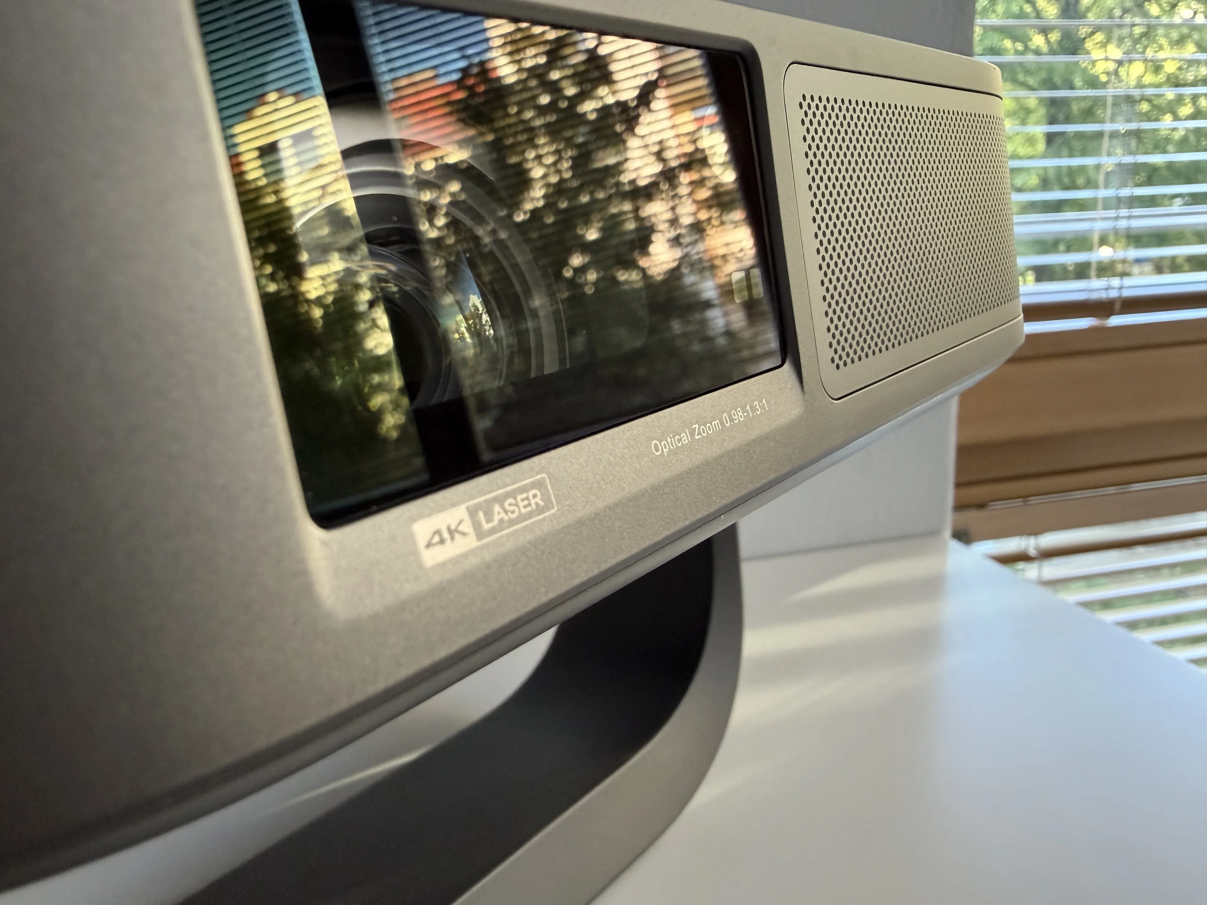 XGIMI Elfin Flip 4K laser optical zoom