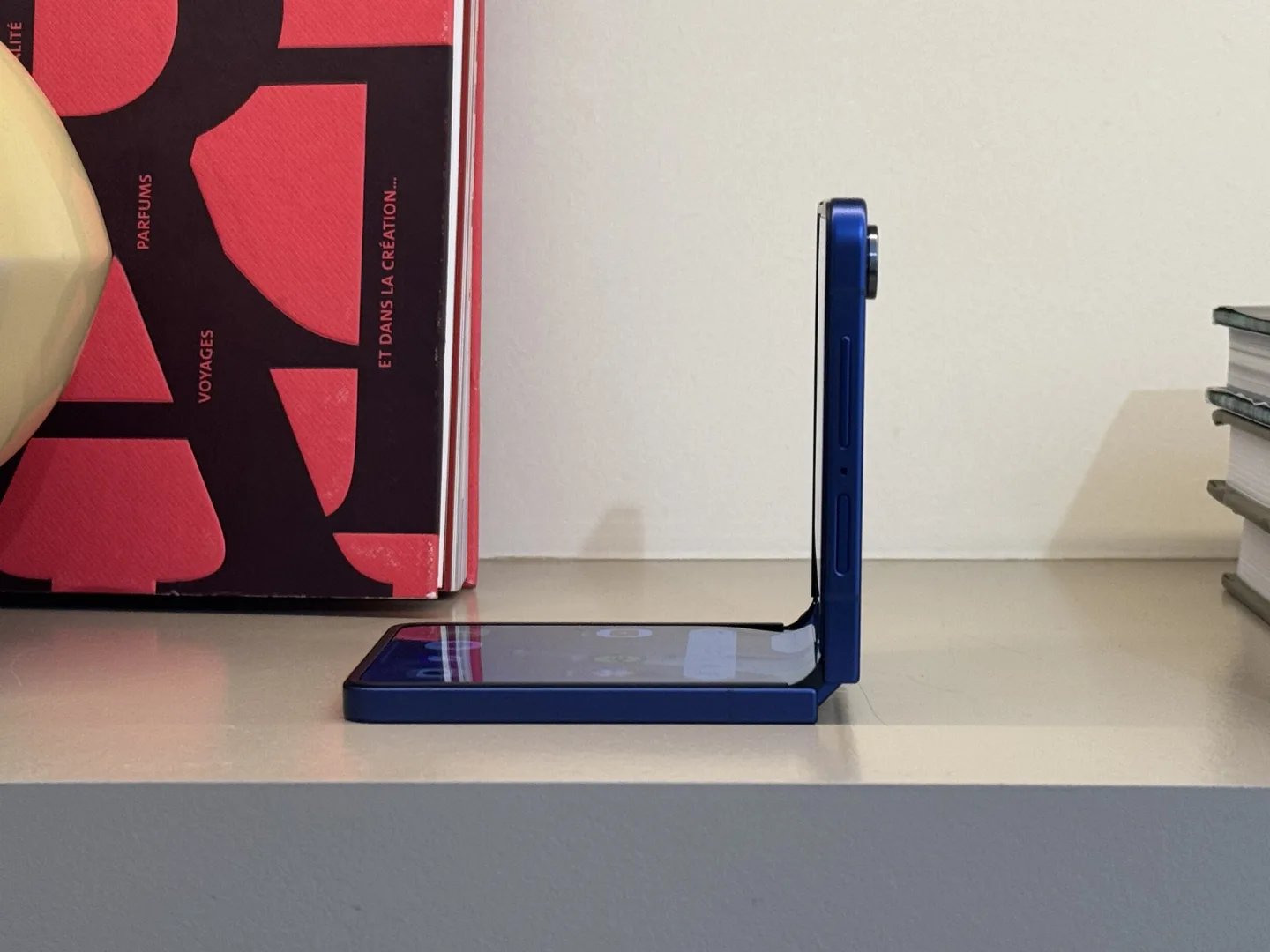 galaxy z flip 7 de samsung de côté