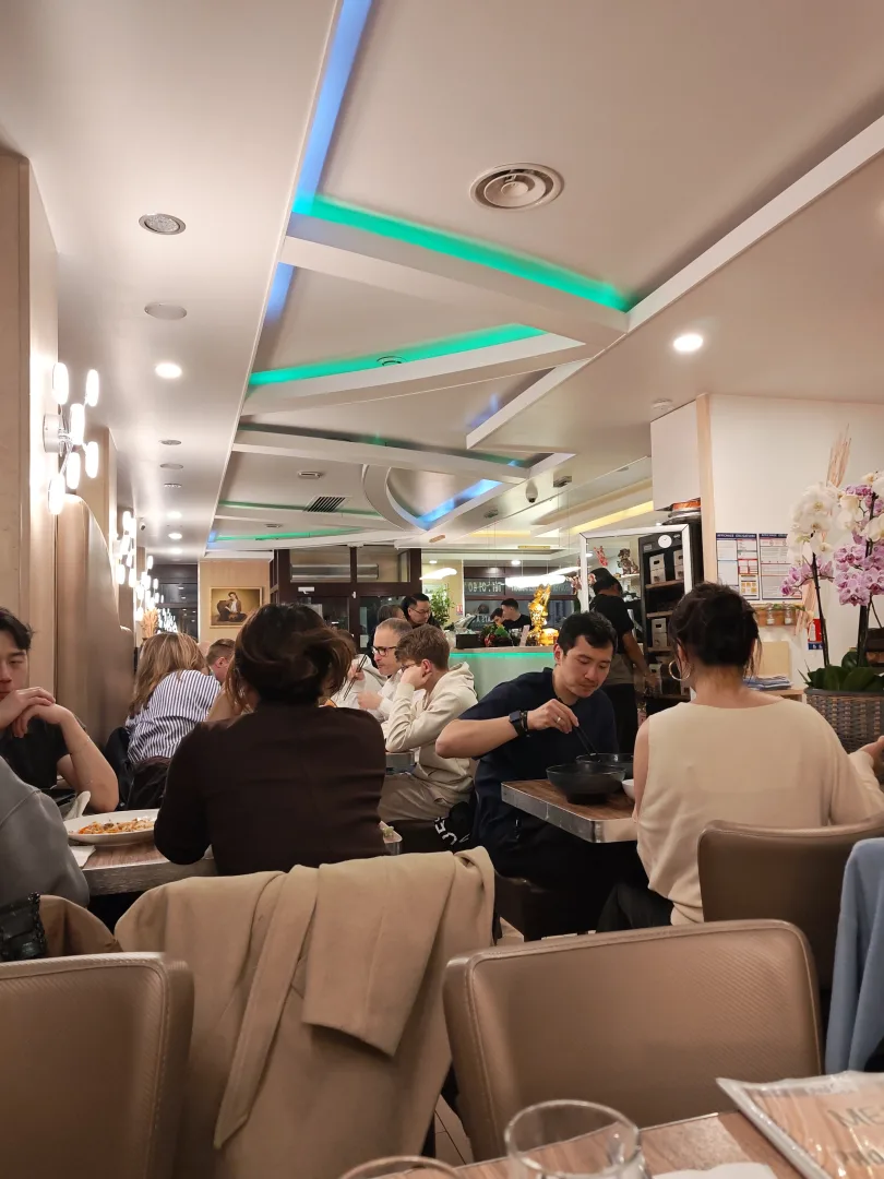 Intérieur d'un restaurant pris avec le dernier smartphone d'honor, le 600