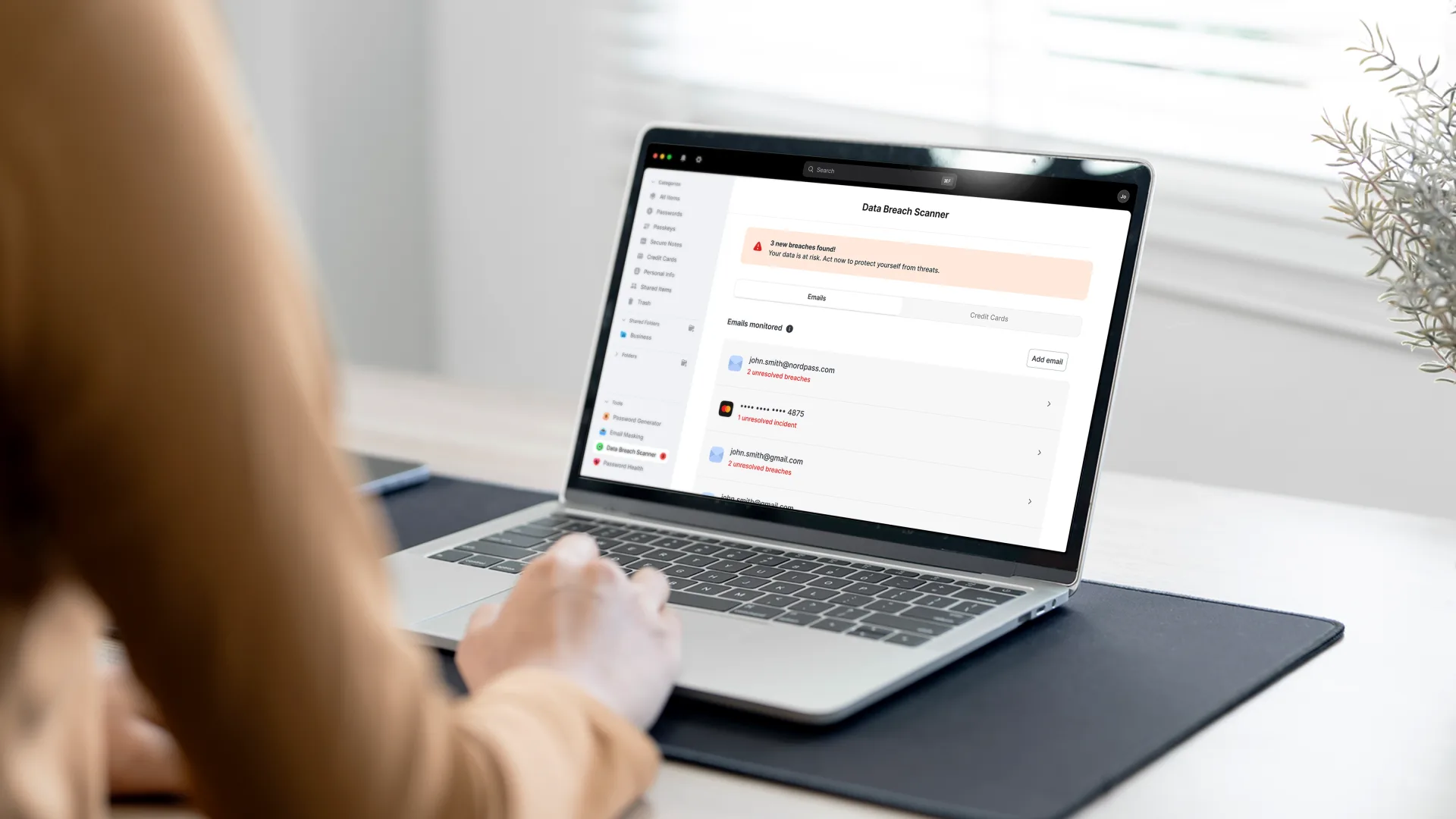 Tableau de bord Data Breach Scanner de NordPass affichant les alertes de sécurité