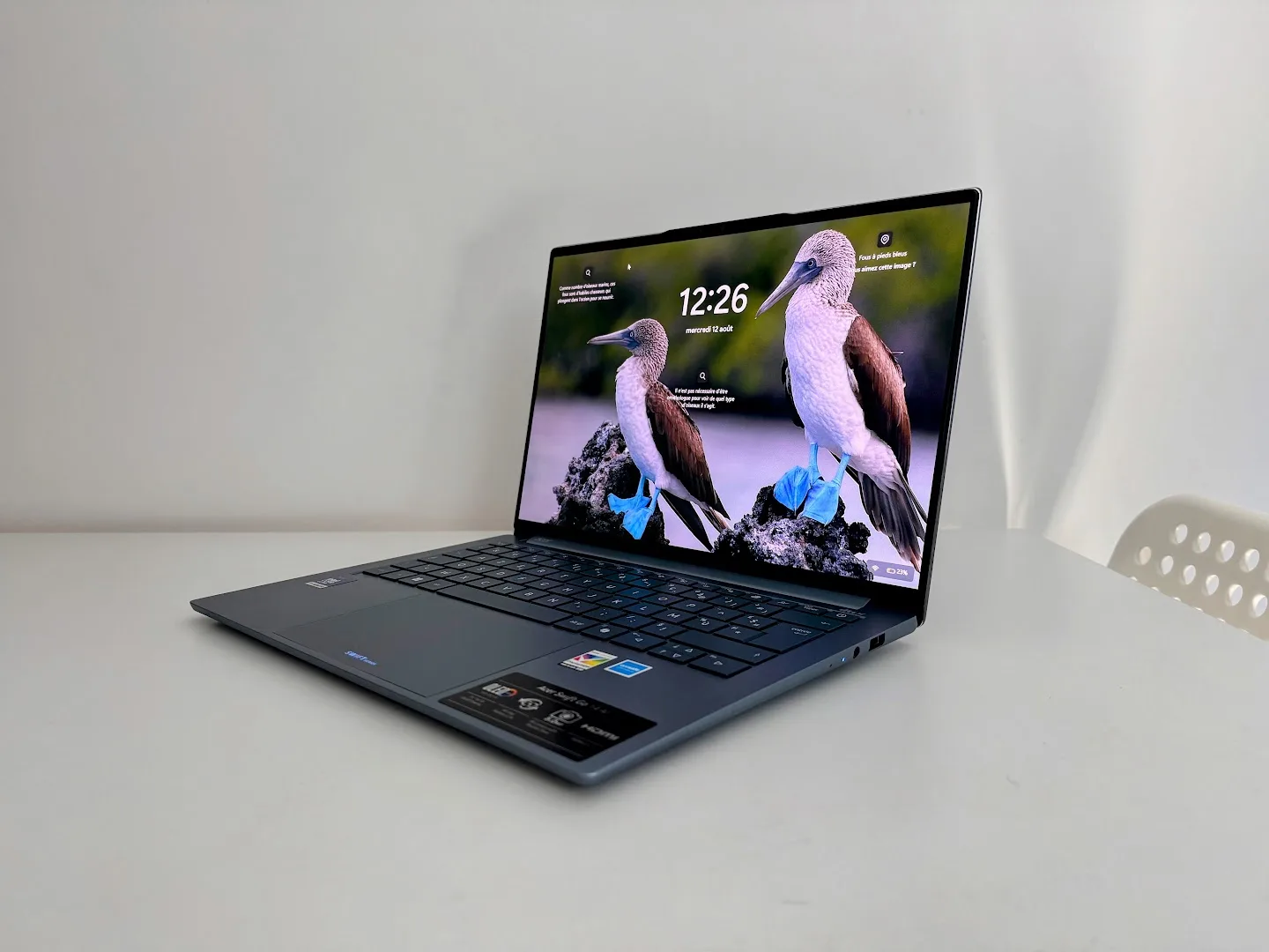 ordinateur acer ouvert sur une table