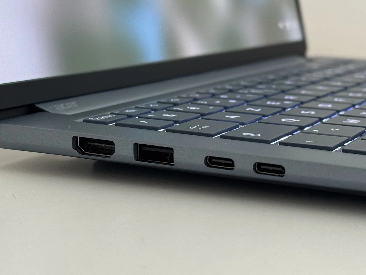 port HDMI, usb-A et 2 ports USB-C sur l'ordinateur d'Acer