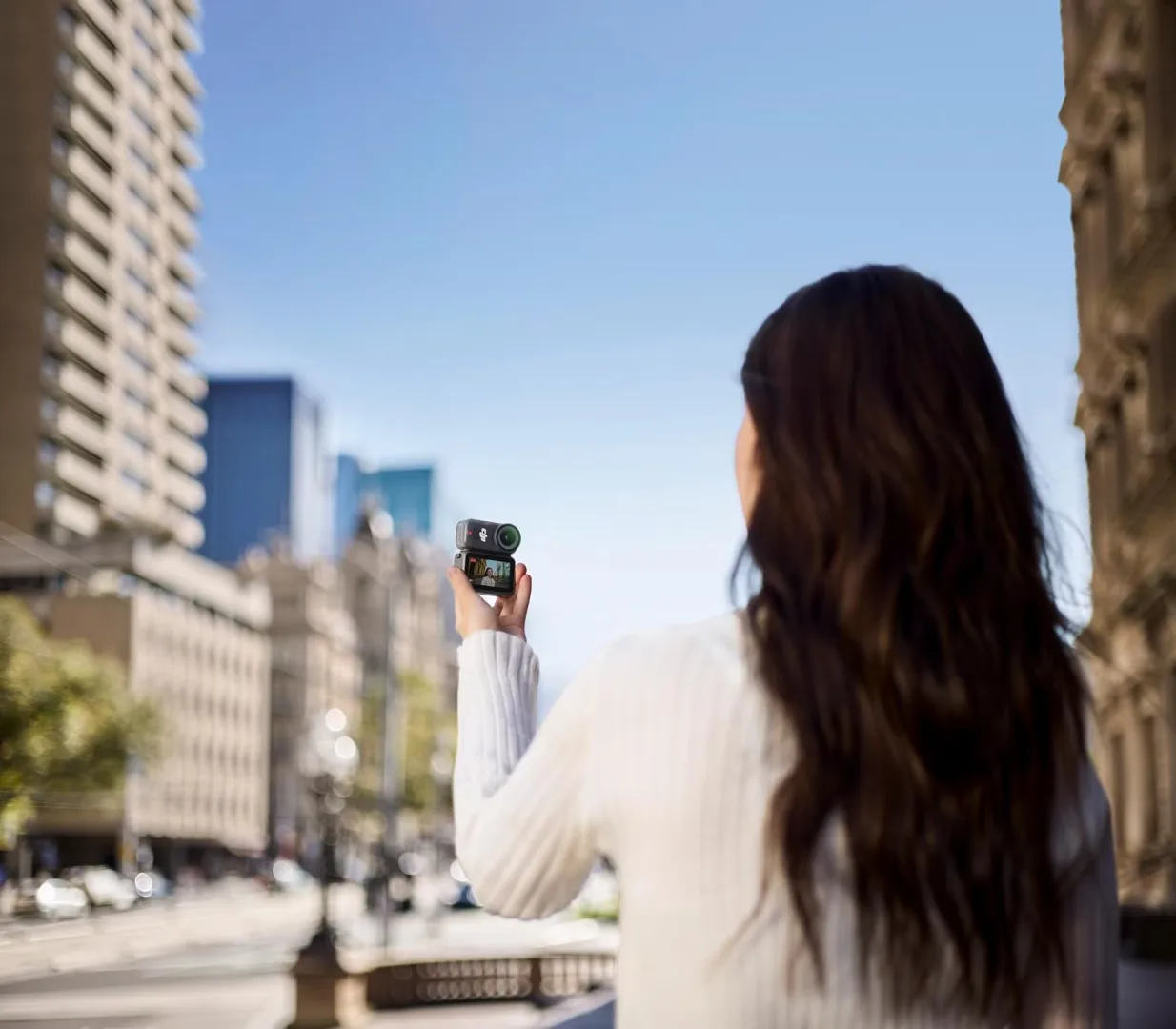 Caméra DJI utilisée par une créatrice de contenu