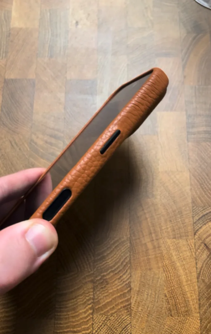 épaisseur coques iPhone 17 Pro cuir