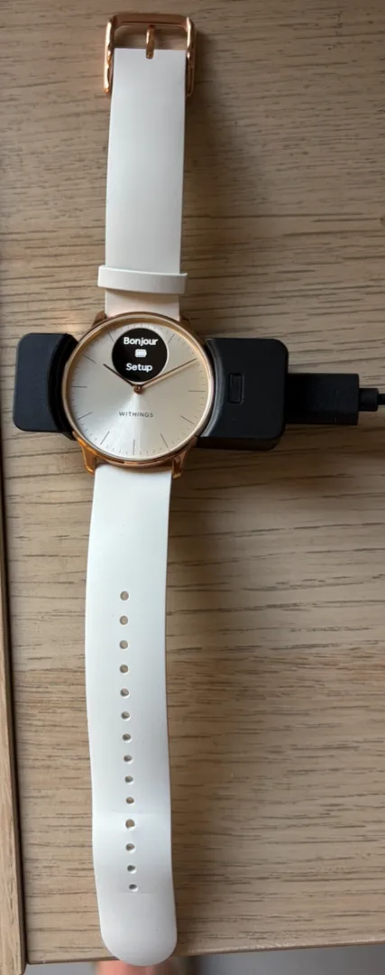 Withings scanwatch light sur son socle de recharge
