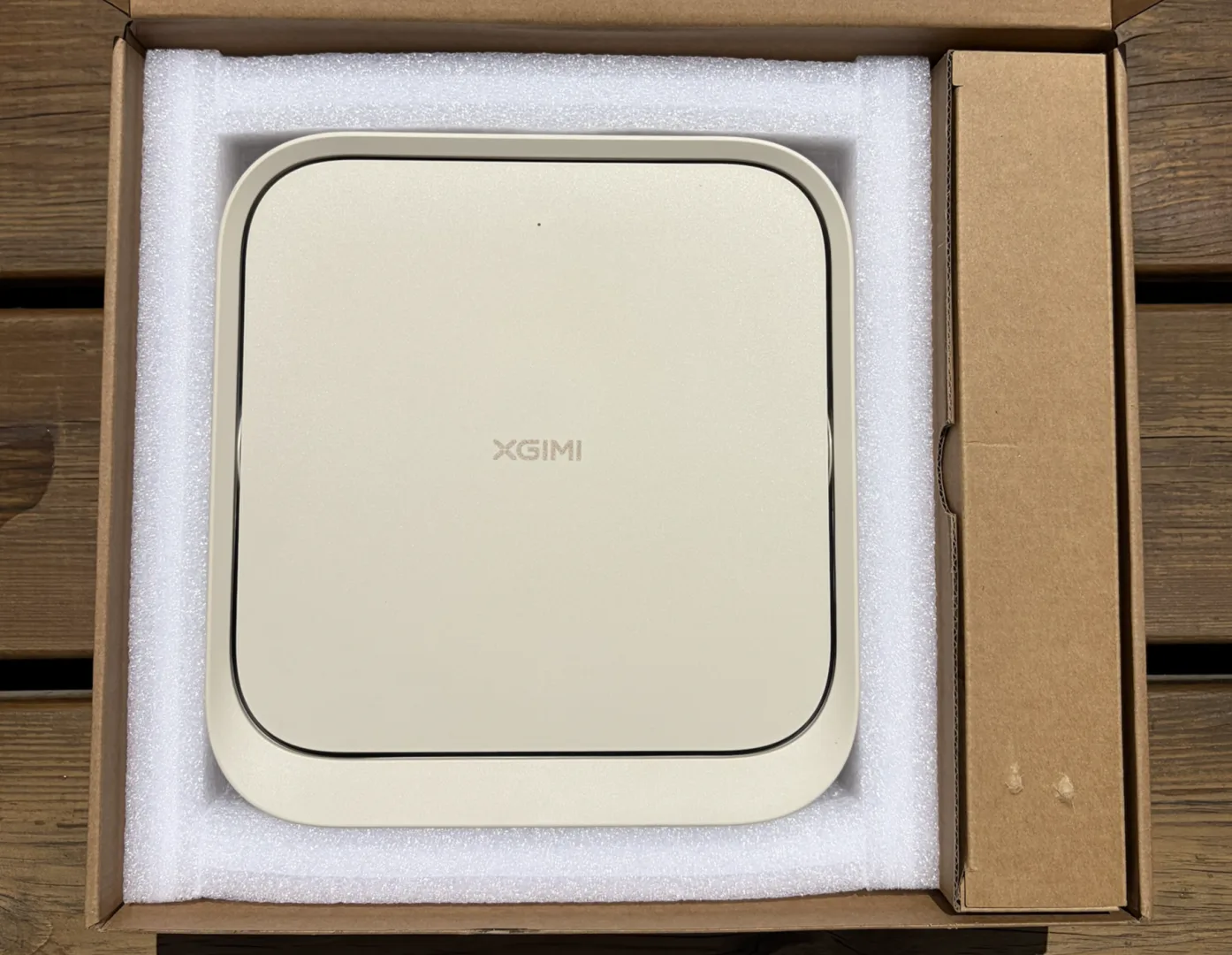 XGIMI Elfin Flip Plus dans son emballage, vue de dessus