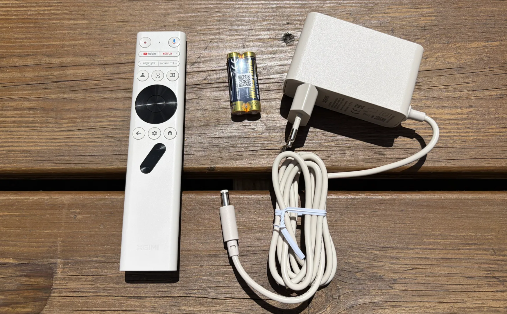 Accessoires du XGIMI Elfin Flip Plus : télécommande, câble, bloc secteur et piles