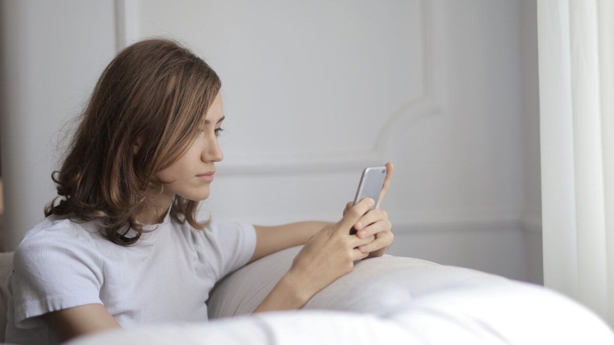 Les géants mondiaux dans le domaine de la communication et des rencontres sur le Web : Facebook, Tinder, Omegle