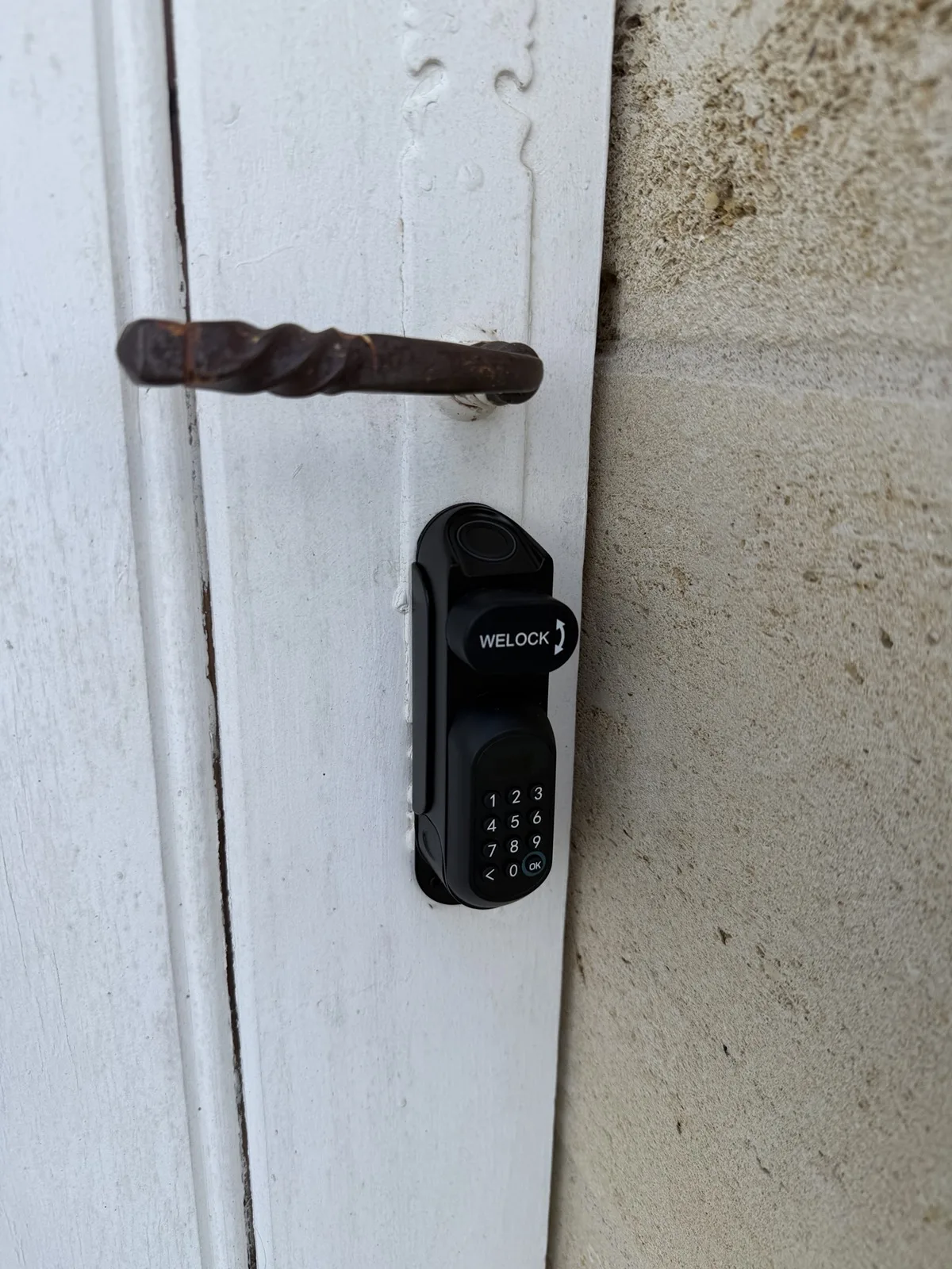 Installation de la serrure connectée WELOCK U81 sur une porte