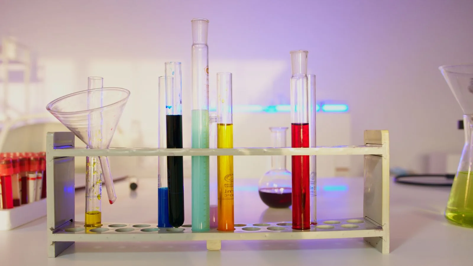 Tubes à essai remplis de liquides colorés sur un support dans un laboratoire moderne